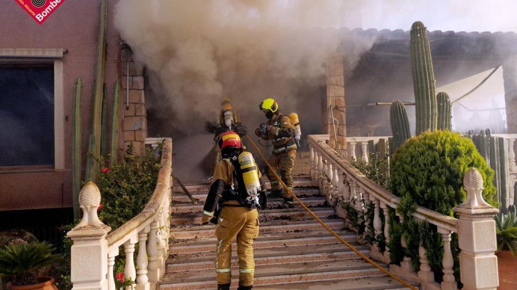 Momento de la intervención de los bomberos en el chalé.