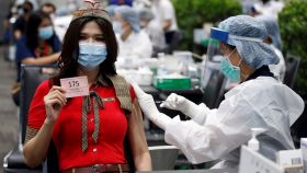 Una asistente de vuelo de Vietjet recibe la vacuna de Sinovac en Bangkok. EFE/EPA