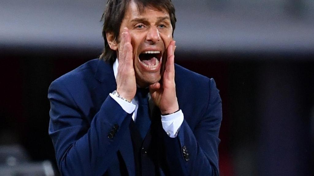 Antonio Conte dando órdenes durante un partido