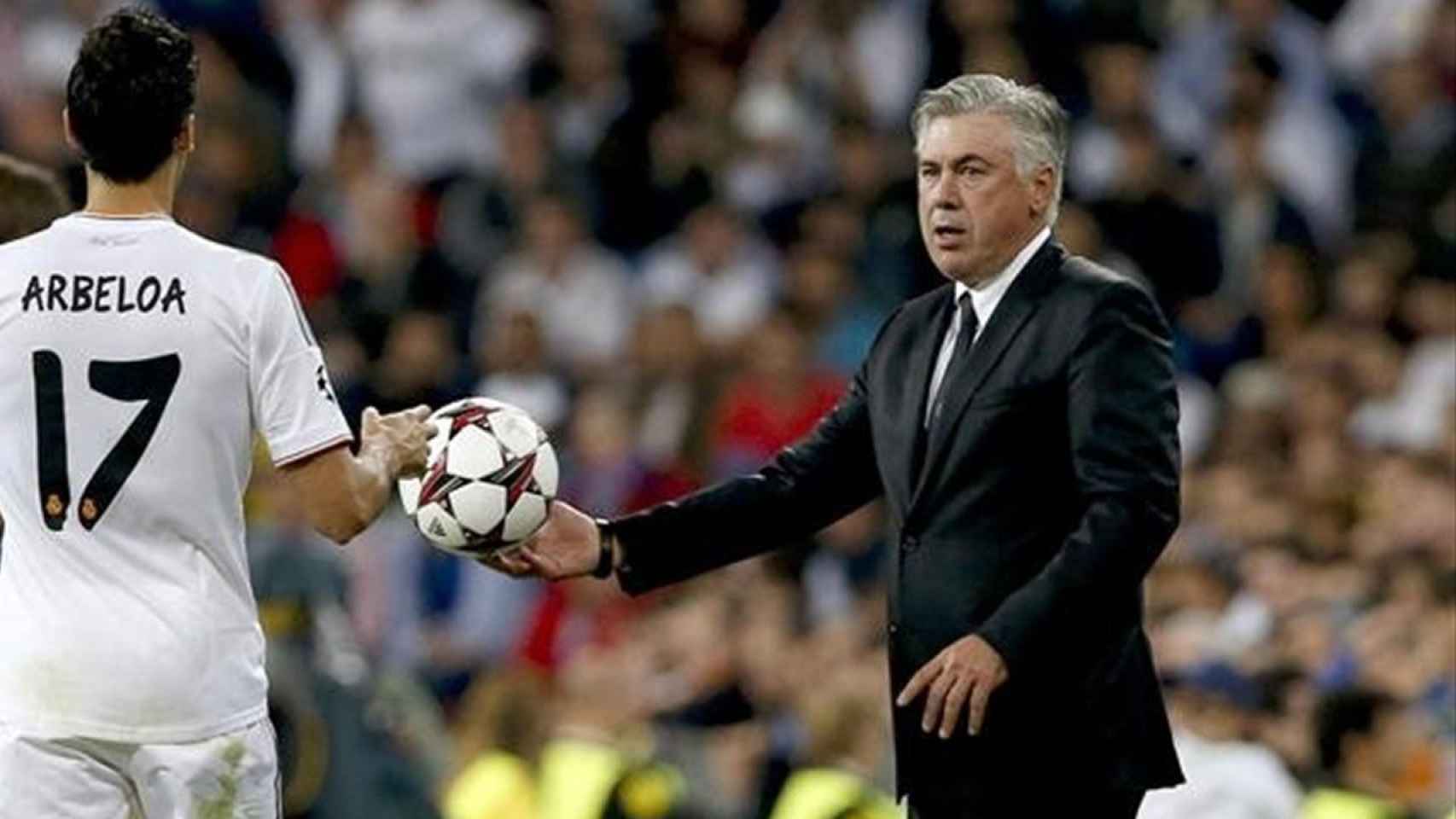 Álvaro Arbeloa y Carlo Ancelotti, durante un partido del Real Madrid
