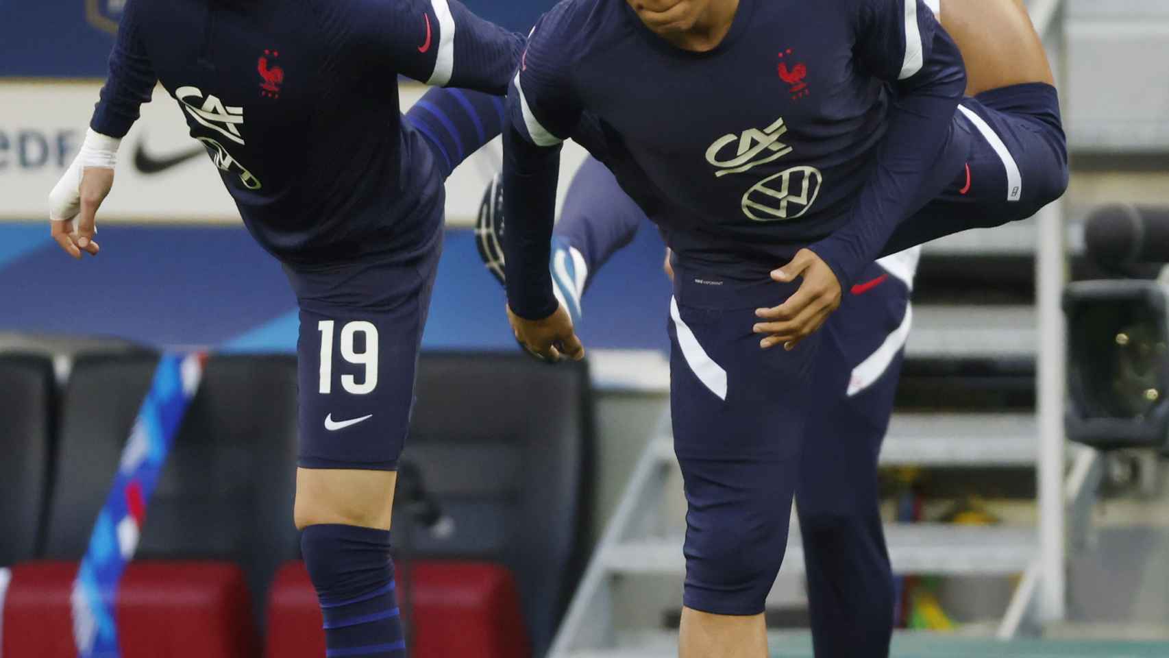 Benzema y Mbappé, realizando un ejercicio juntos en el calentamiento