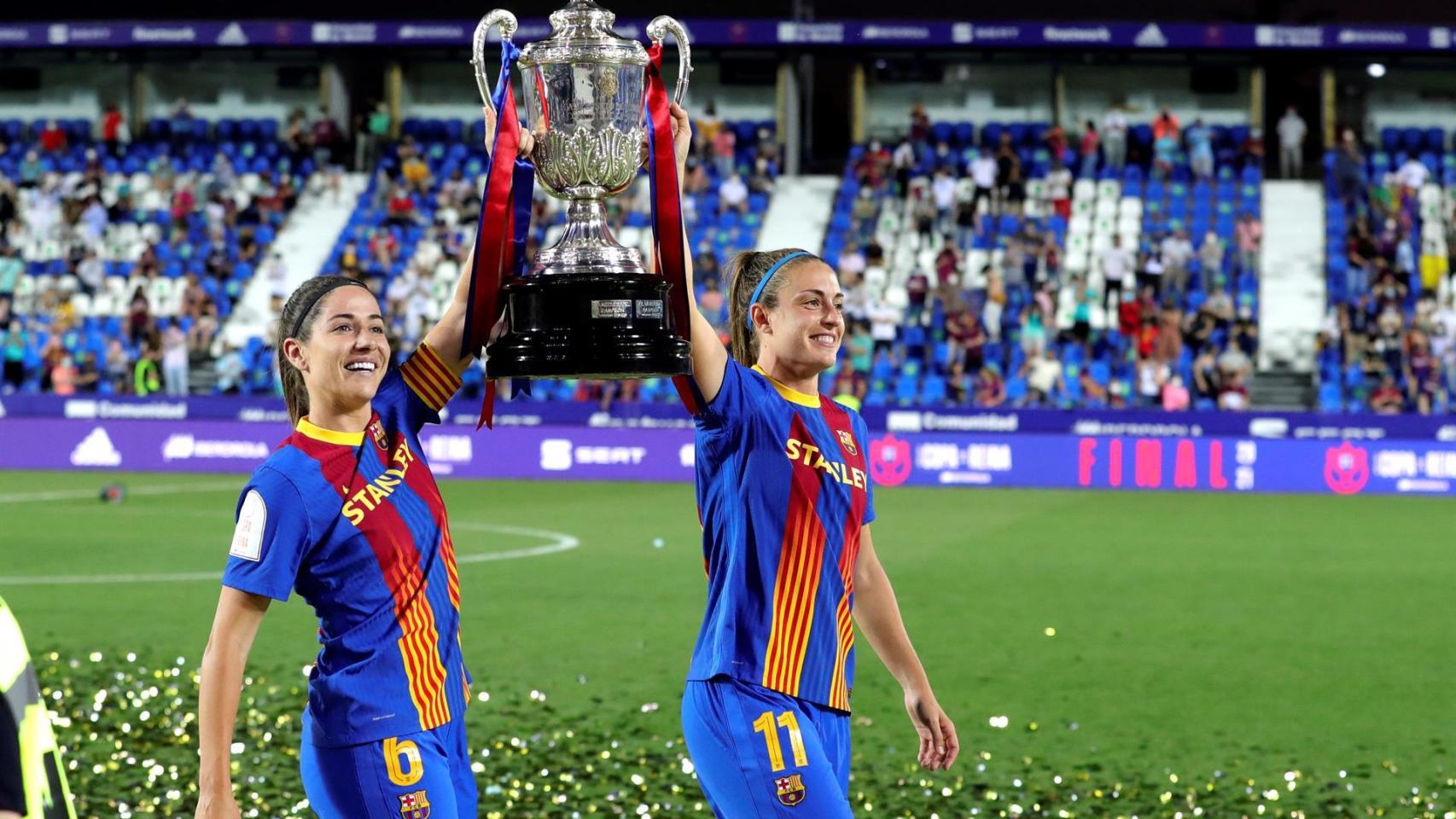 Alexia Putellas y Vicky Losada, con el trofeo de la Copa de la Reina 2020/2021