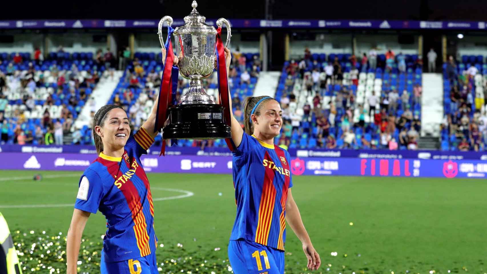 Alexia Putellas y Vicky Losada, con el trofeo de la Copa de la Reina