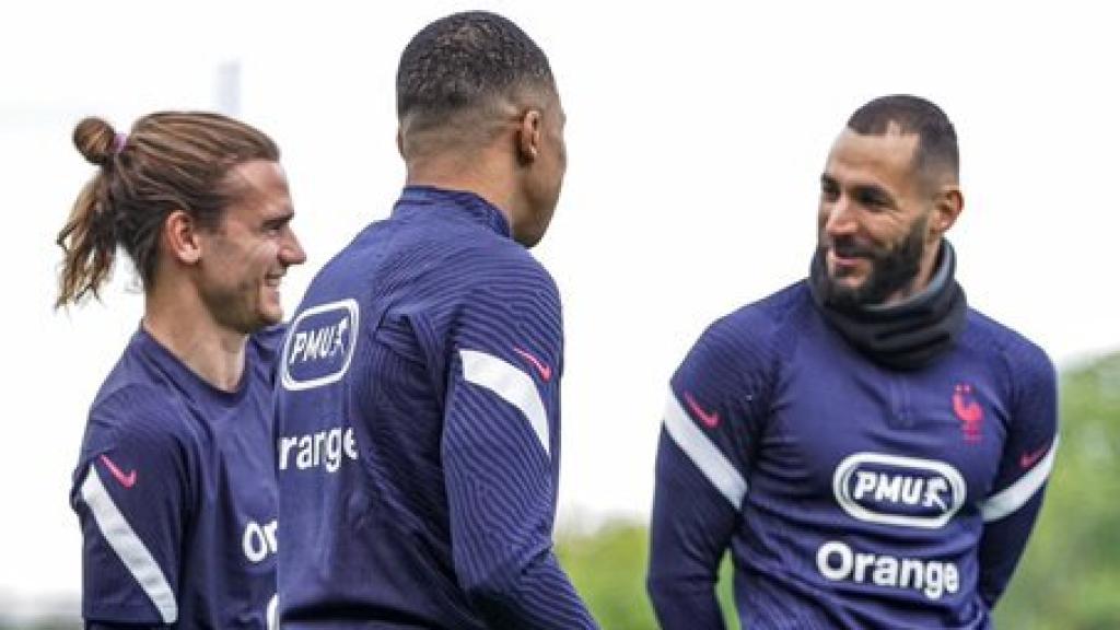 Benzema habla con Griezmann y Mbappé