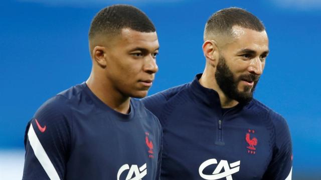 Mbappé y Benzema, en el calentamiento de la selección de Francia