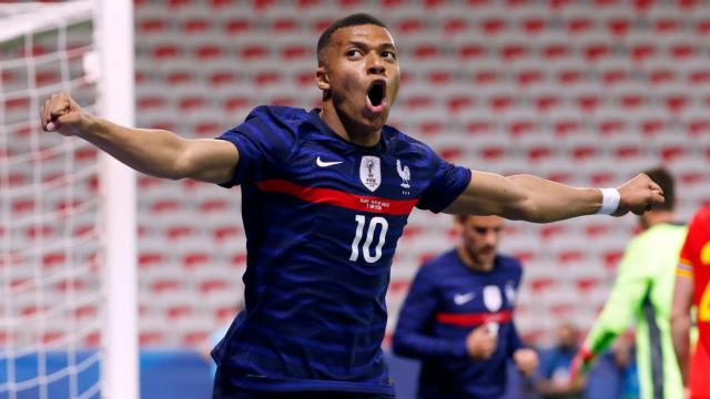 Kylian Mbappé celebra su gol con la selección de Francia a Gales