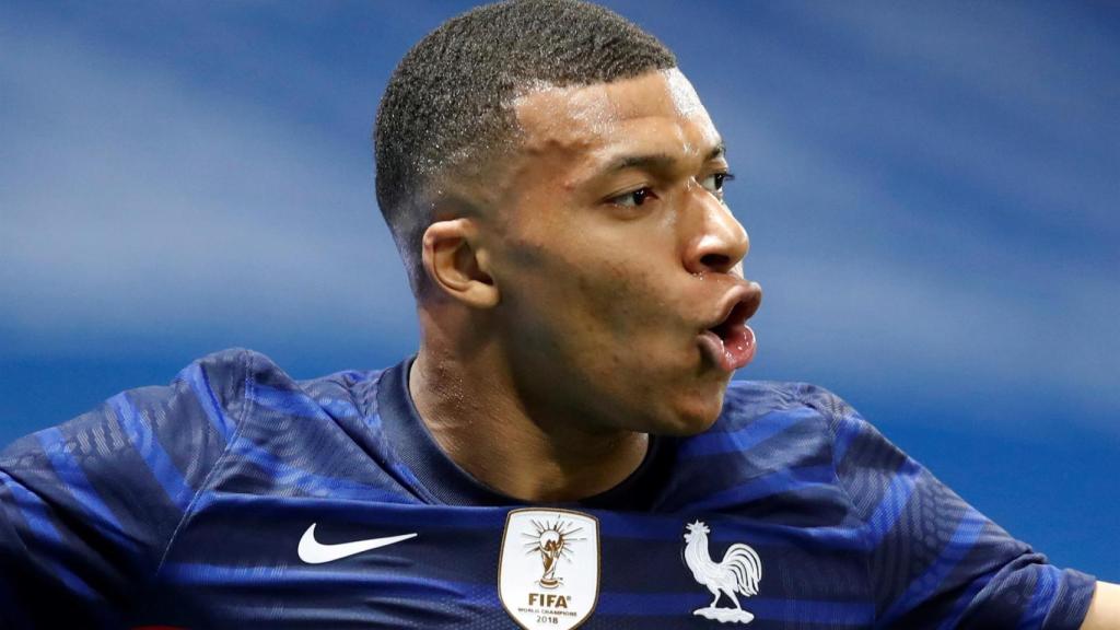 Kylian Mbappé celebra su gol con la selección de Francia a Gales