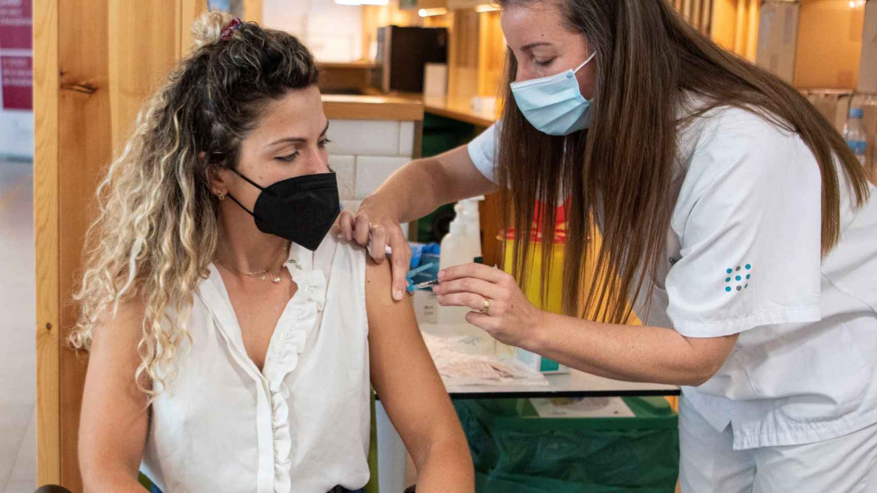 Una mujer recibe la segunda dosis de la vacuna en el Hospital Son Espases, Mallorca.