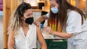 Una mujer recibe la segunda dosis de la vacuna en el Hospital Son Espases, Mallorca.