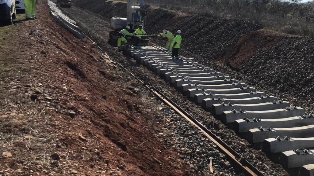 Trabajos de renovación en una vía de tren.