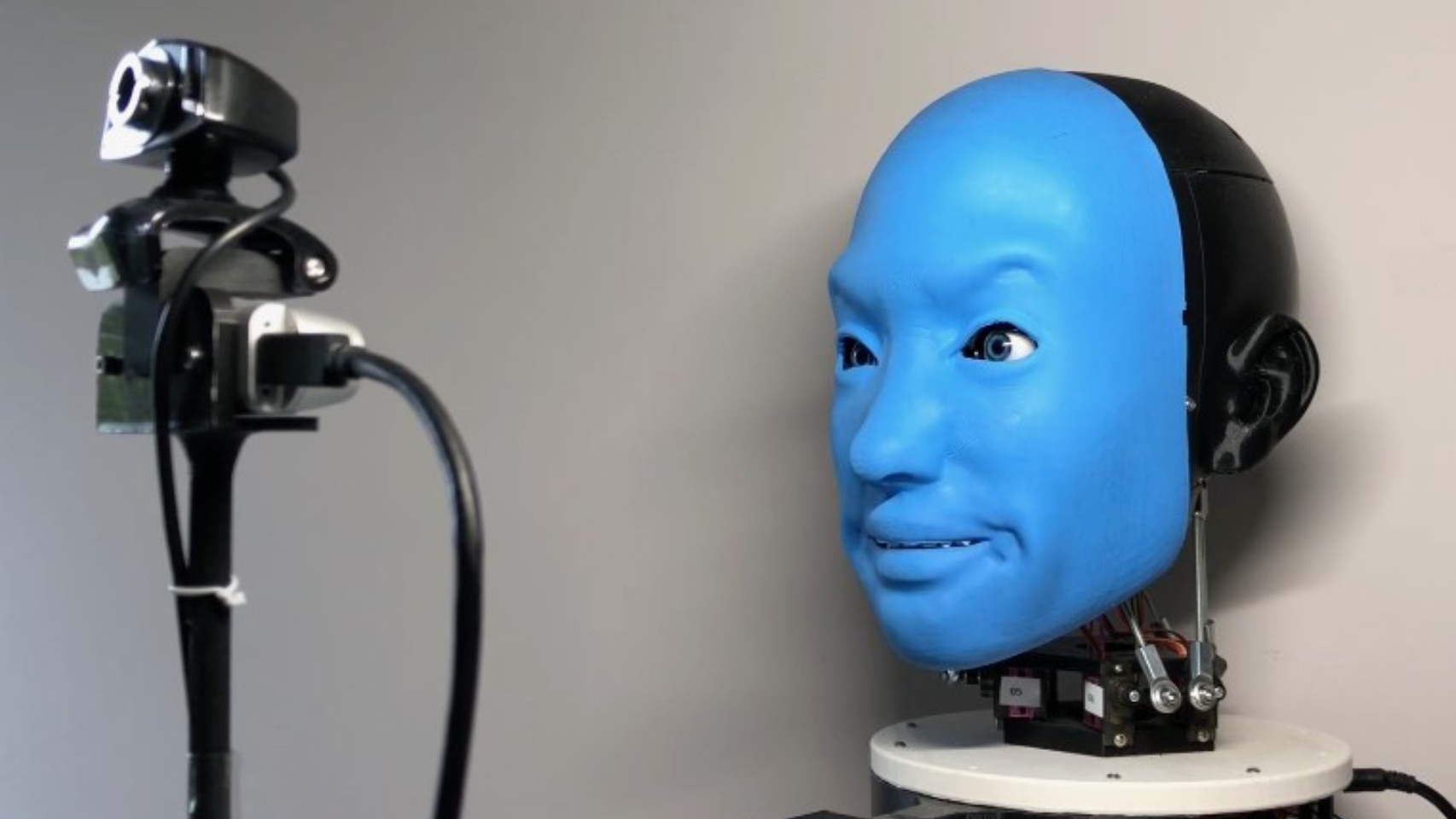 EVA, un robot capaz de imitar expresiones