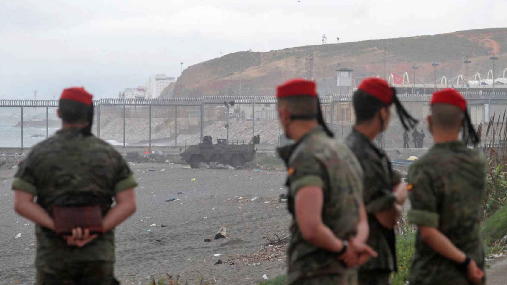 Militares españoles en la playa de El Tarajal, de Ceuta.