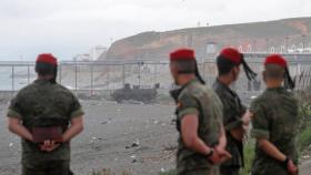 Militares españoles en la playa de El Tarajal, de Ceuta.