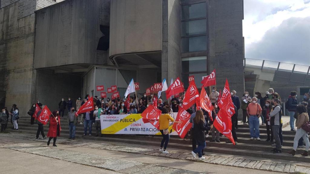 Concentración en Vigo de la Plataforma galega en defensa da universidade pública, este miércoles.