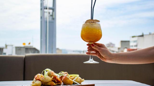 Reabre el SkyBar del Hotel Plaza: una experiencia gastronómica con vistas al skyline coruñés