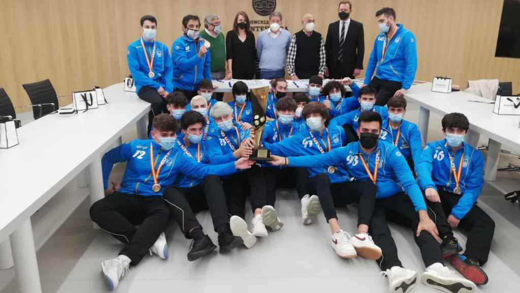 El alcalde de Pontevedra recibe a los campeones de España de balonmano juvenil