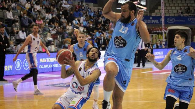 Pitts intenta lanzar a canasta ante un jugador de Breogán.