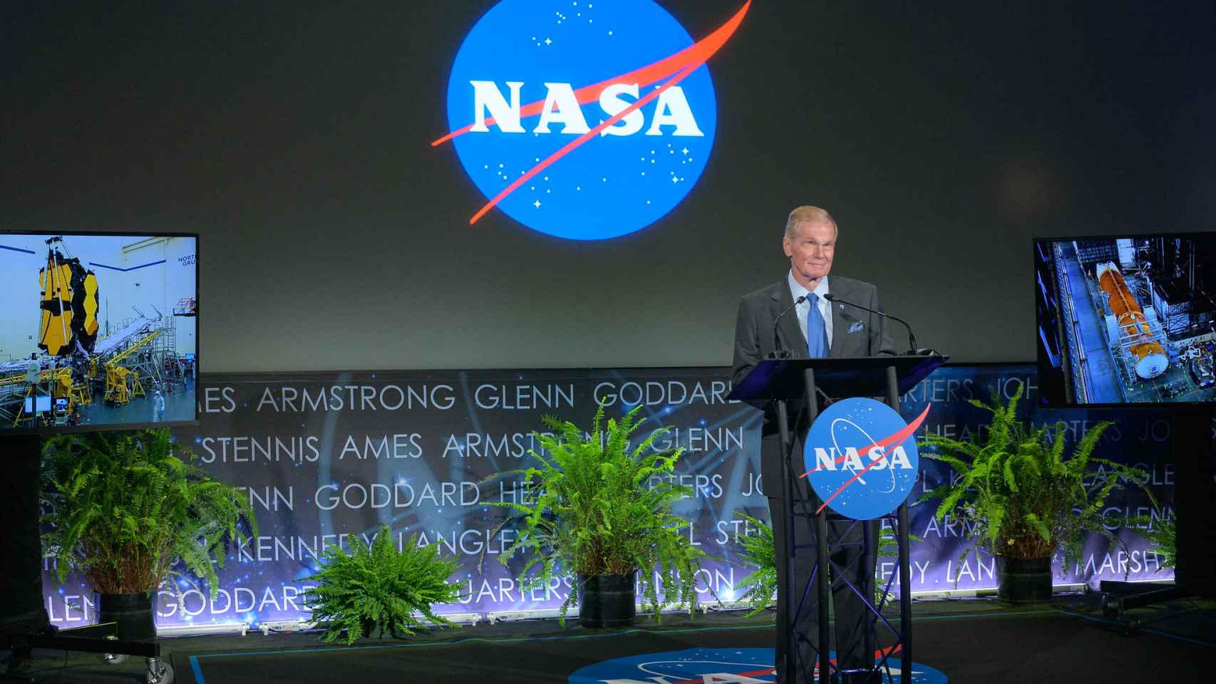 Bill Nelsol, administrador de la NASA, anunciando las misiones a Venus