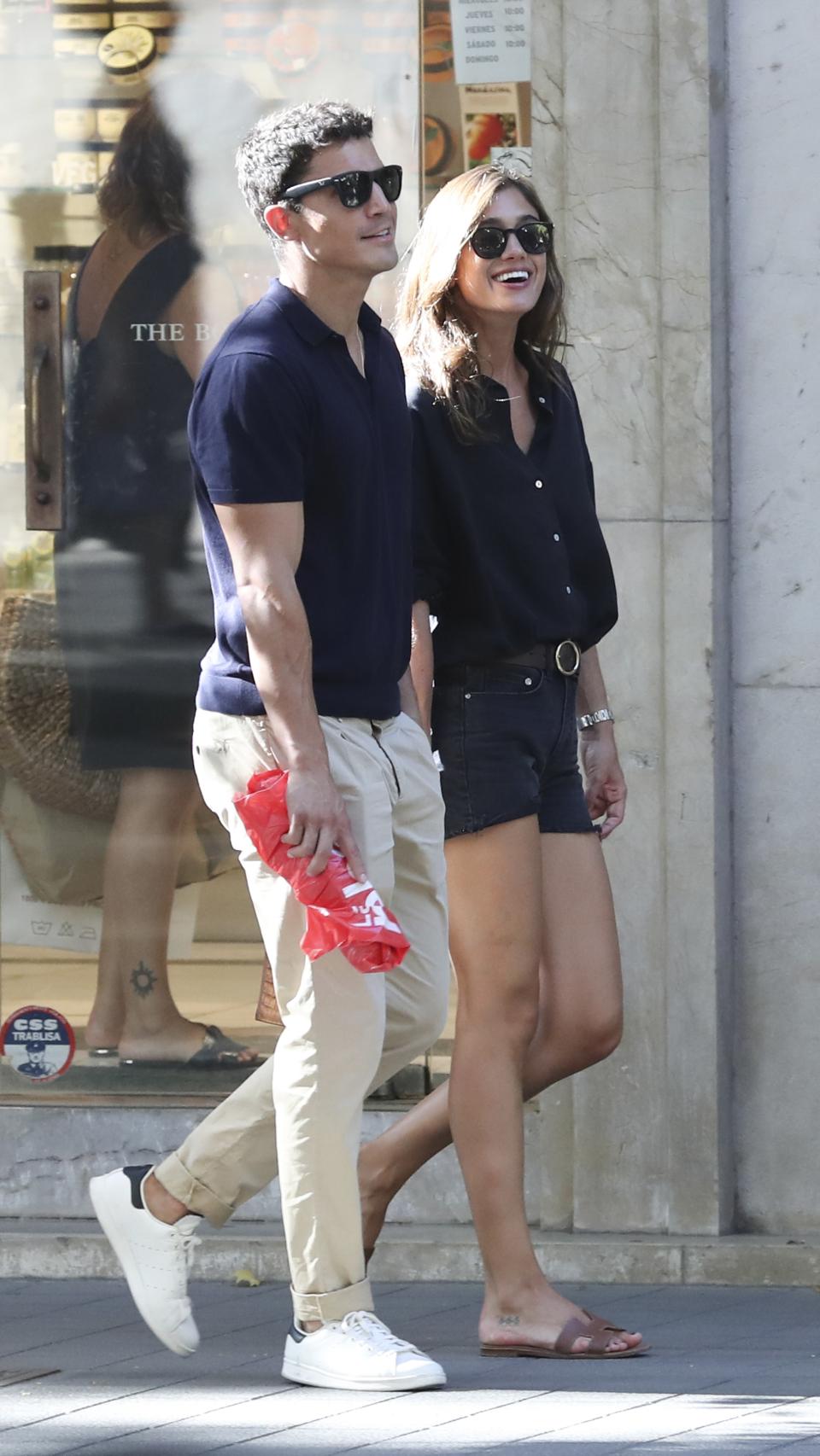 Álex González y Blanca Bleis por las calles de Madrid en agosto de 2019.