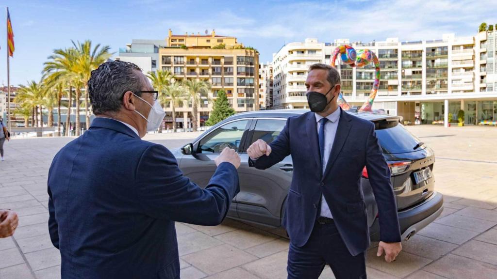 El alcalde de Benidorm saluda al secretario de Estado de Turismo, este jueves.