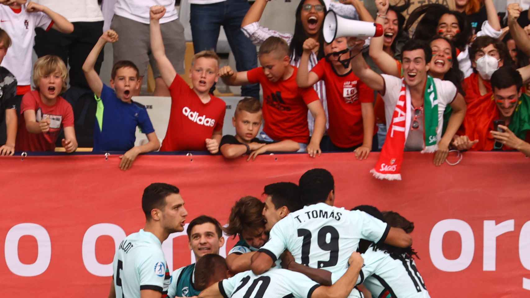 La piña de los jugadores de Portugal tras su gol a España en el Europeo sub21 de 2021