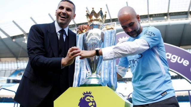 Al-Mubarak, presidente del Manchester City, con Pep Guardiola