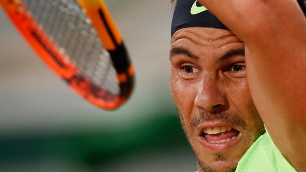 Nadal realizando un golpe