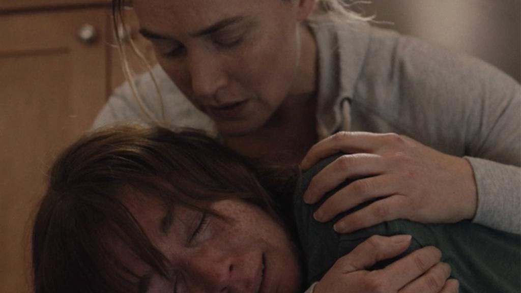 Kate Winslet y Julianne Nicholson en el final de 'Mare of Easttown'.