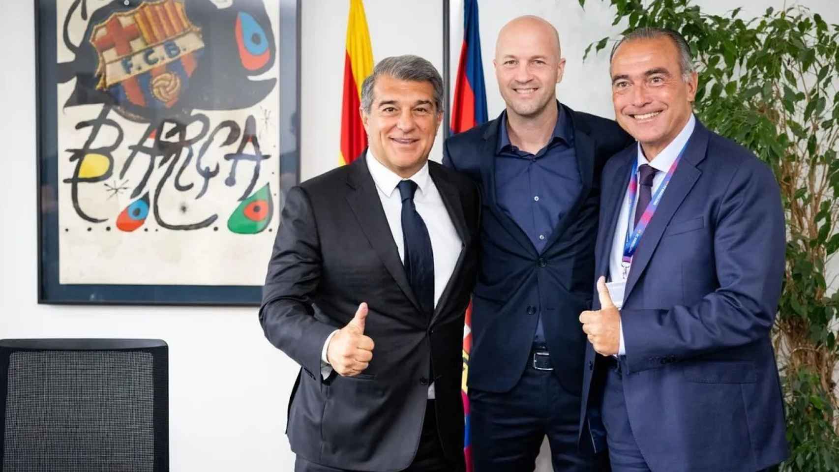 Joan Laporta, Jordi Cruyff y Rafa Yuste, en la firma de contrato del hijo de Johan