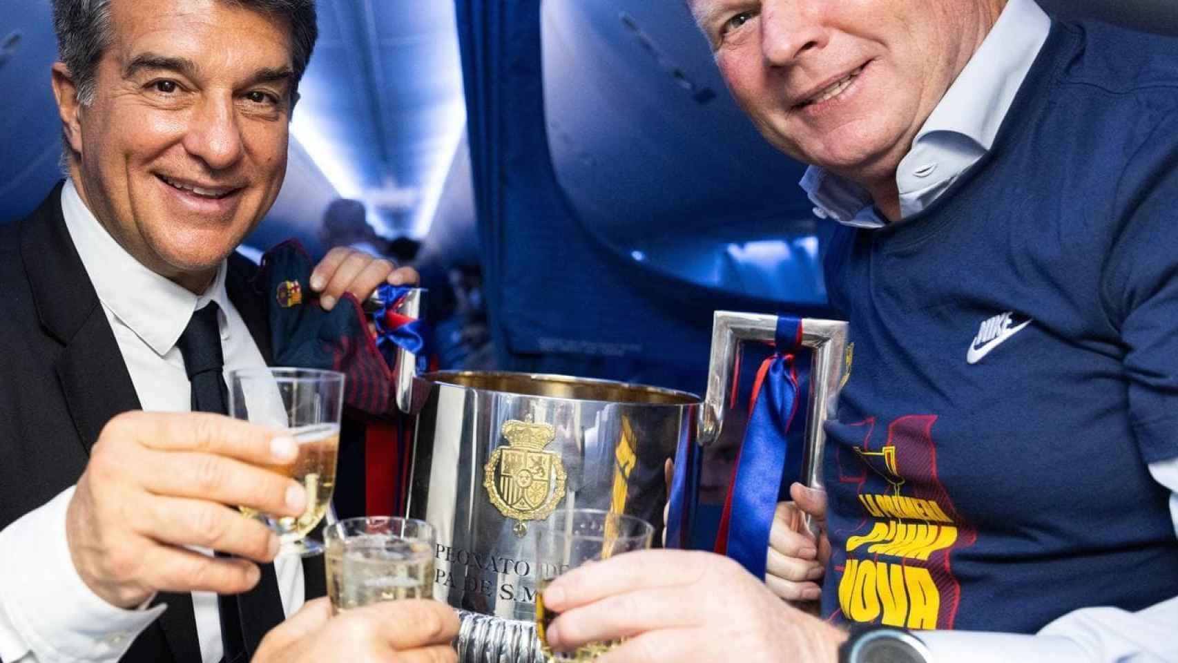 Joan Laporta y Ronald Koeman, con la Copa del Rey de 2021
