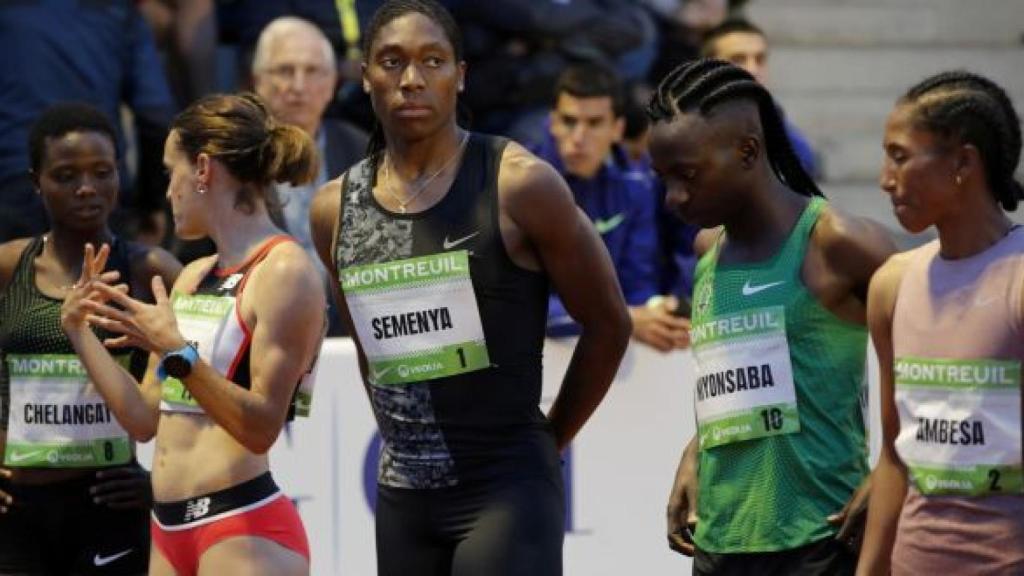 Caster Semenya y Francince Niyonsaba antes de una prueba