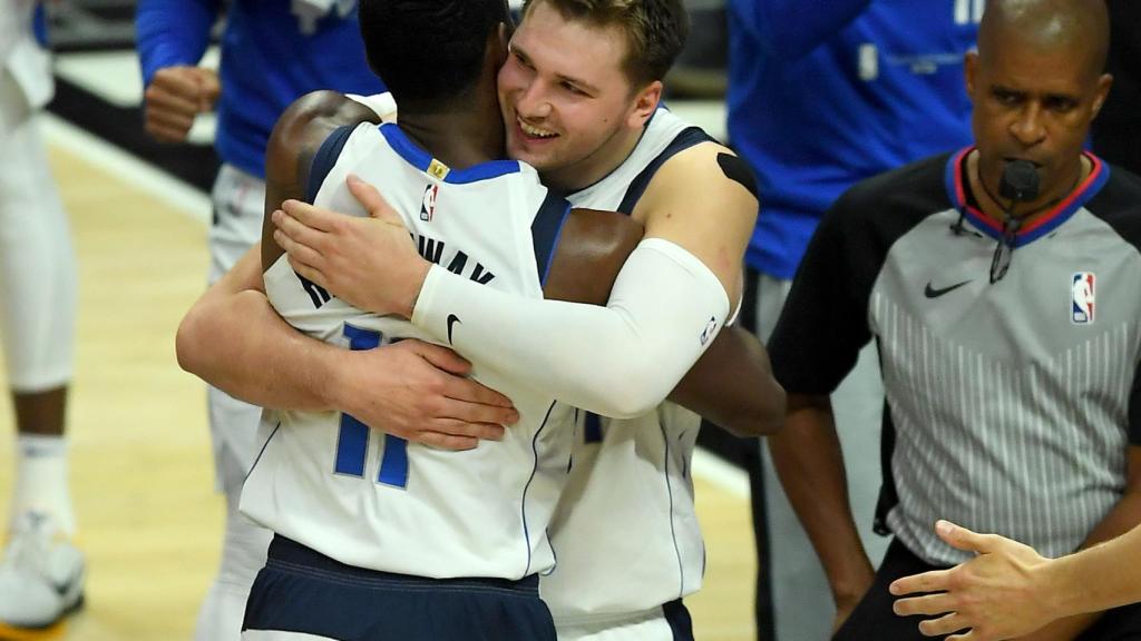 Doncic celebra con los Mavericks