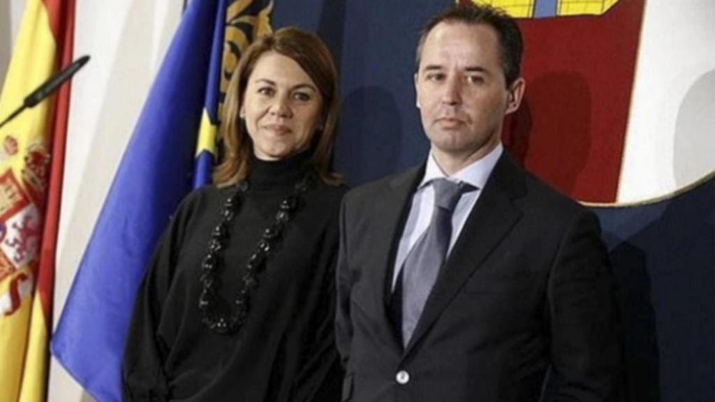 La exsecretaria general del PP María Dolores de Cospedal, junto al inspector jefe Andrés Gómez Gordo.