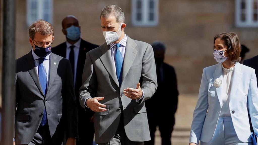 El Rey Felipe VI (c), el presidente de la Xunta, Alberto Núñez Feijoo (i), y la ministra de Industria, Comercio y Turismo, Reyes Maroto, fotografiados a su llegada a la inauguración del I Congreso Mundial Jacobeo este jueves en Santiago de Compostela.