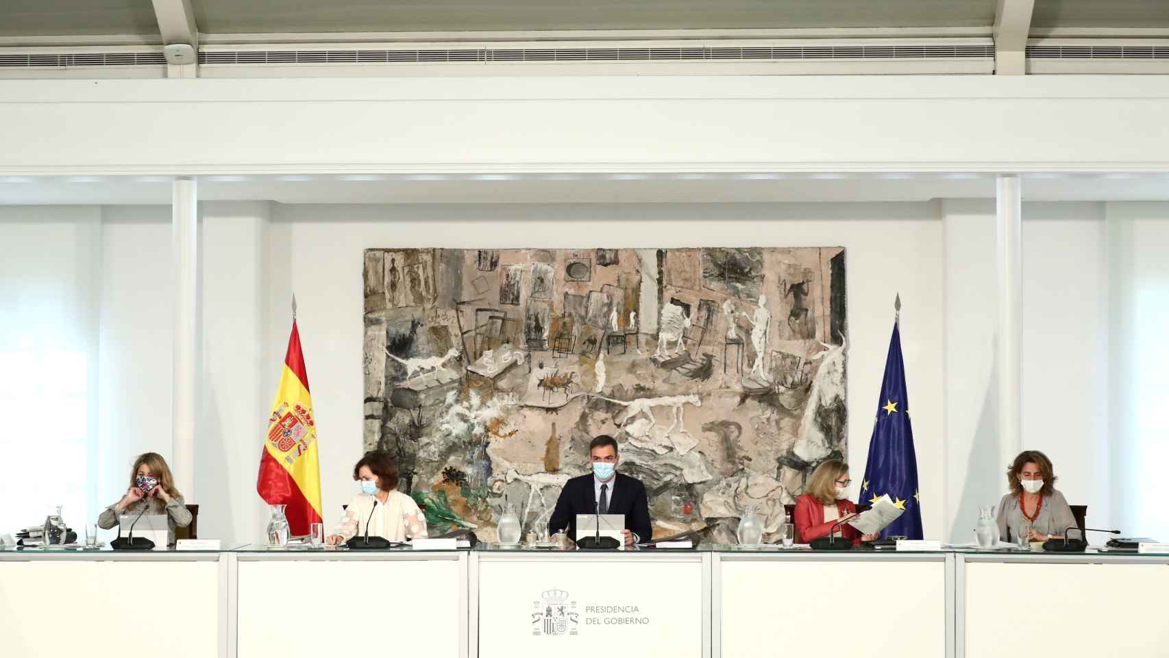 Pedro Sánchez, entre sus cuatro vicepresidentas, en el Consejo de Ministros.