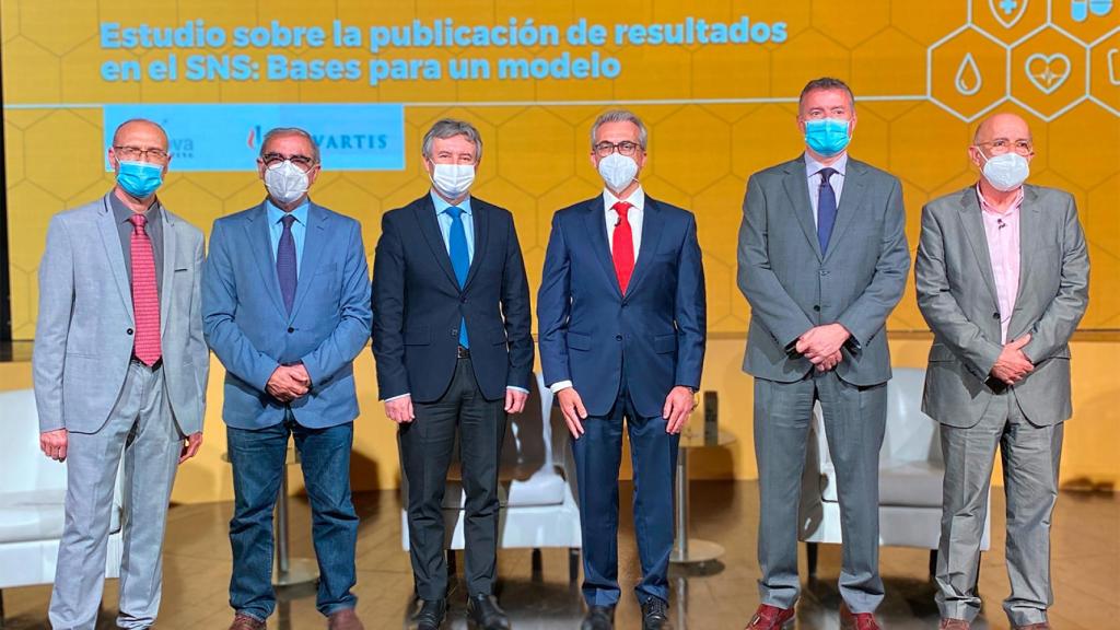 Diferentes representantes de instituciones públicas y privadas durante la presentación.