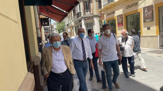 Luis Ángel Hierro durante un paseo con militantes en Málaga.