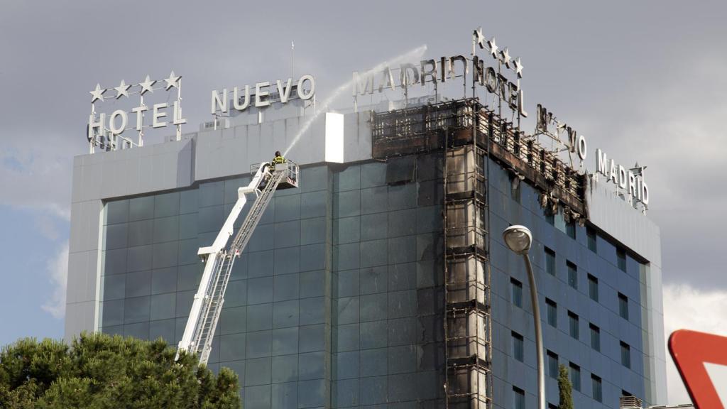 Los bomberos extinguen las llamas en el Hotel Nuevo Madrid.