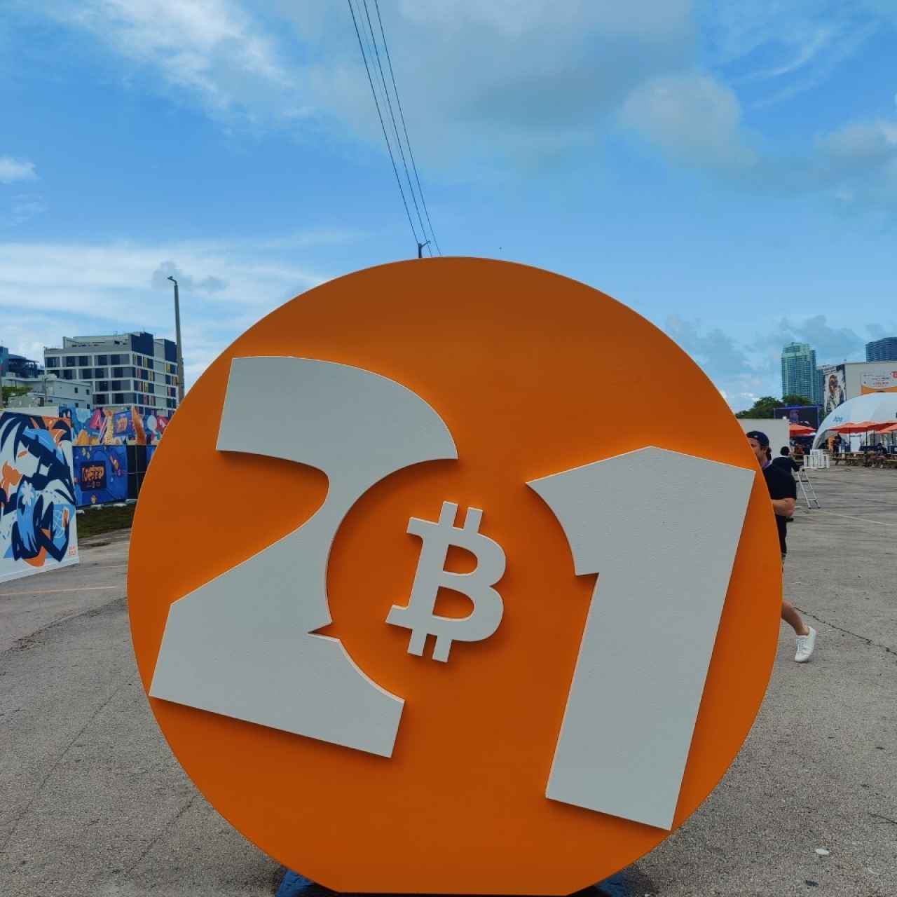 Imagen de los alrededores de la Bitcoin Conference, en Miami. Foto: RJC