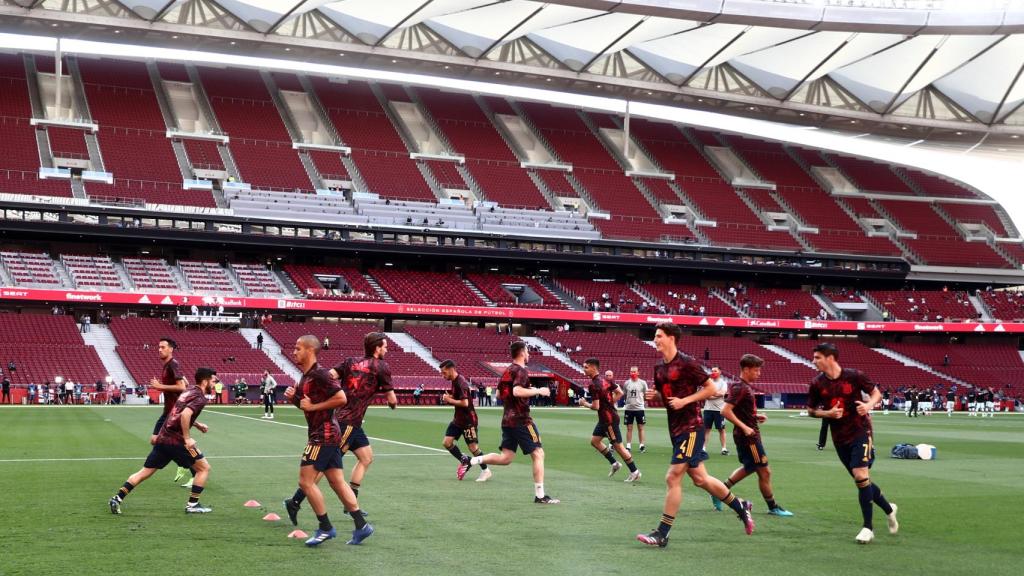 Los jugadores de la Selección calentando