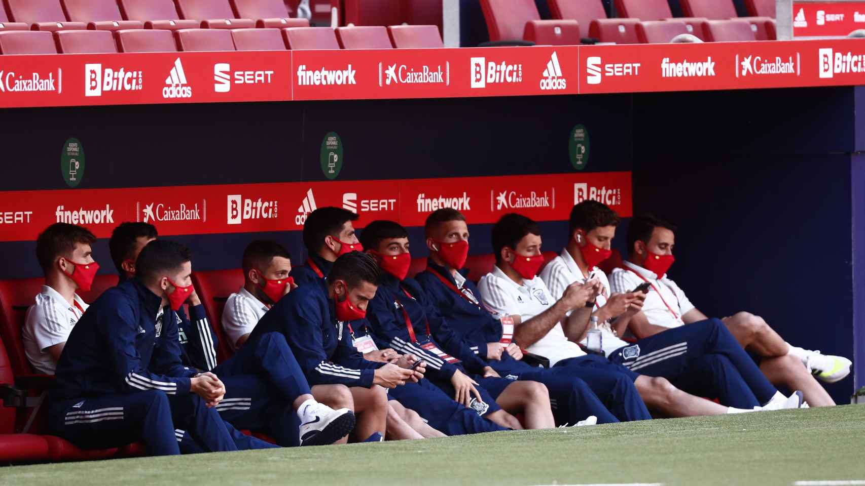 Los jugadores de la Selección en el banquillo antes del partido ante Portugal