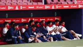 Los jugadores de la Selección en el banquillo antes del partido ante Portugal