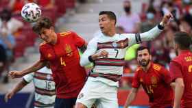 Pau Torres y Cristiano pelean un balón en el España - Portugal