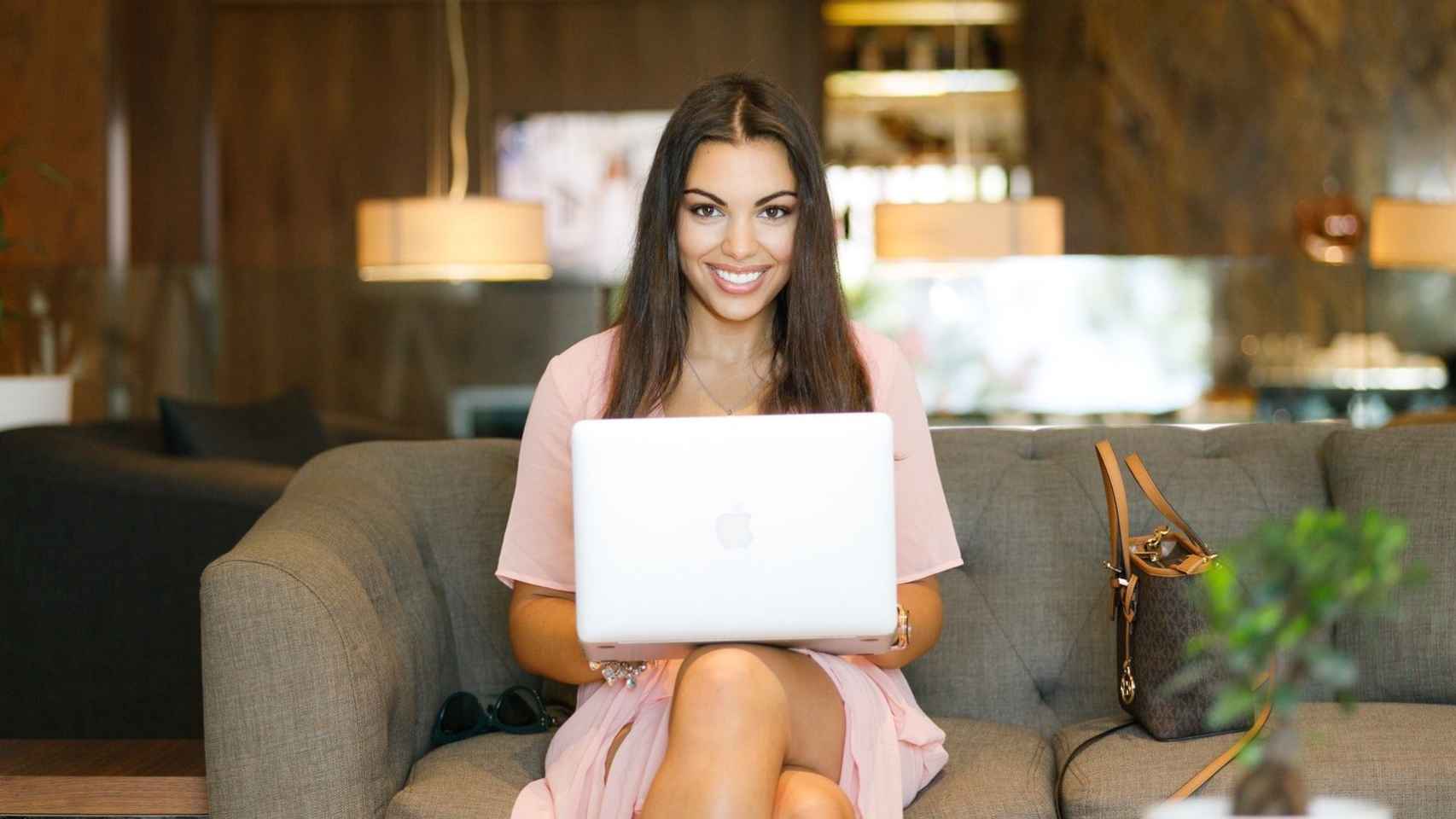 Mujer con un ordenador portátil
