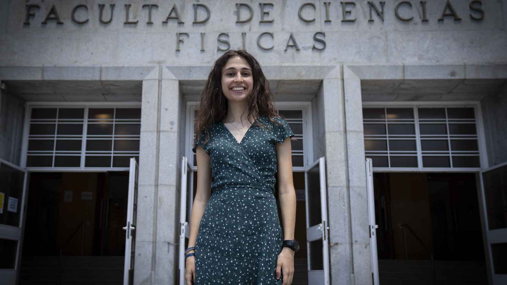 Paula Cordero, en la entrada de la Facultad de Física de la UCM.