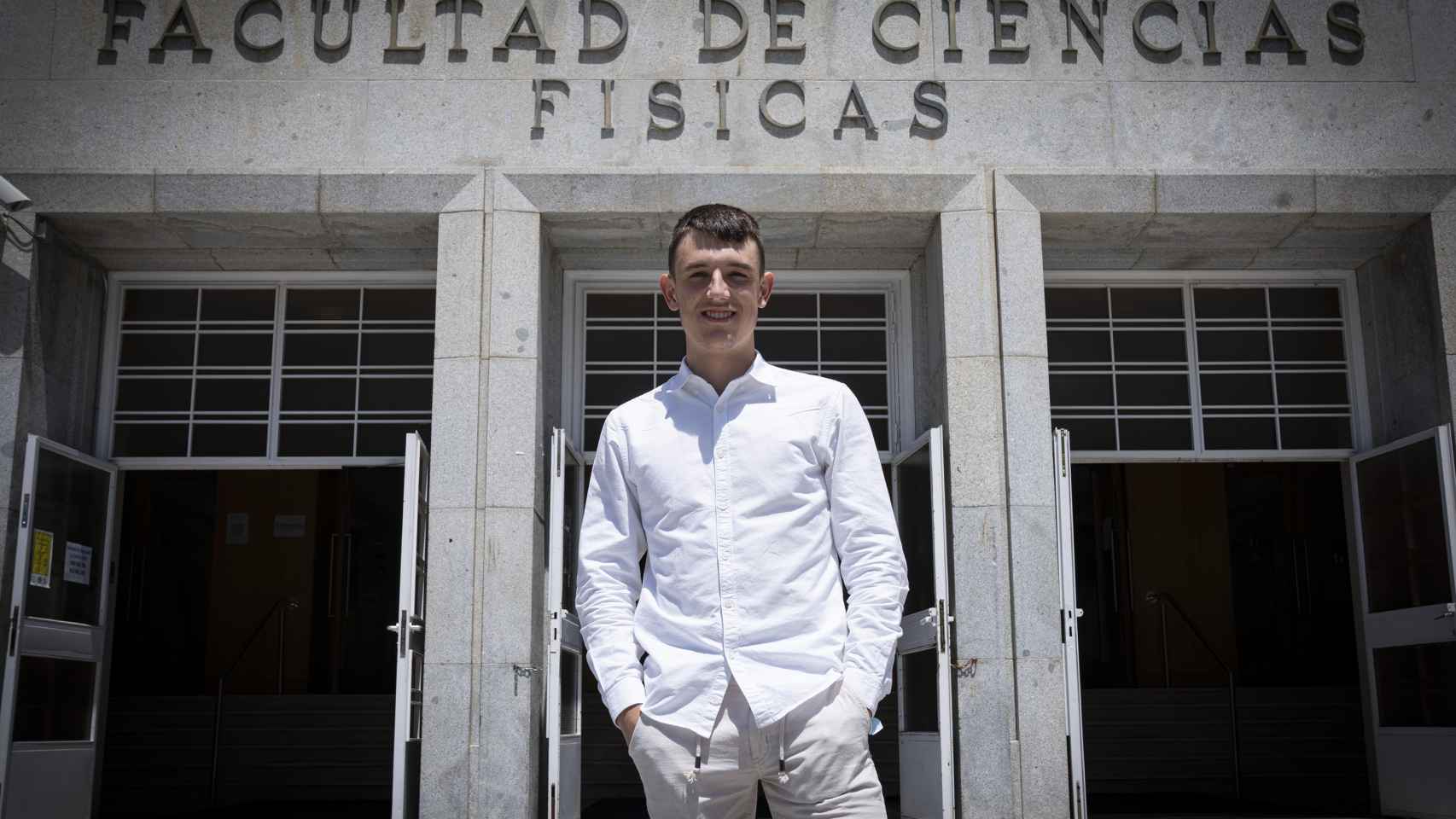 Ismael Nogal, en la entrada de la Facultad de Física de la UCM.