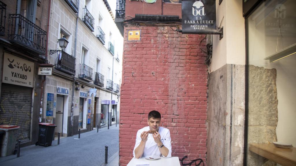 El repostero de La Barra Dulce, Samuel Serrano, durante la cata de helados en Lavapiés.