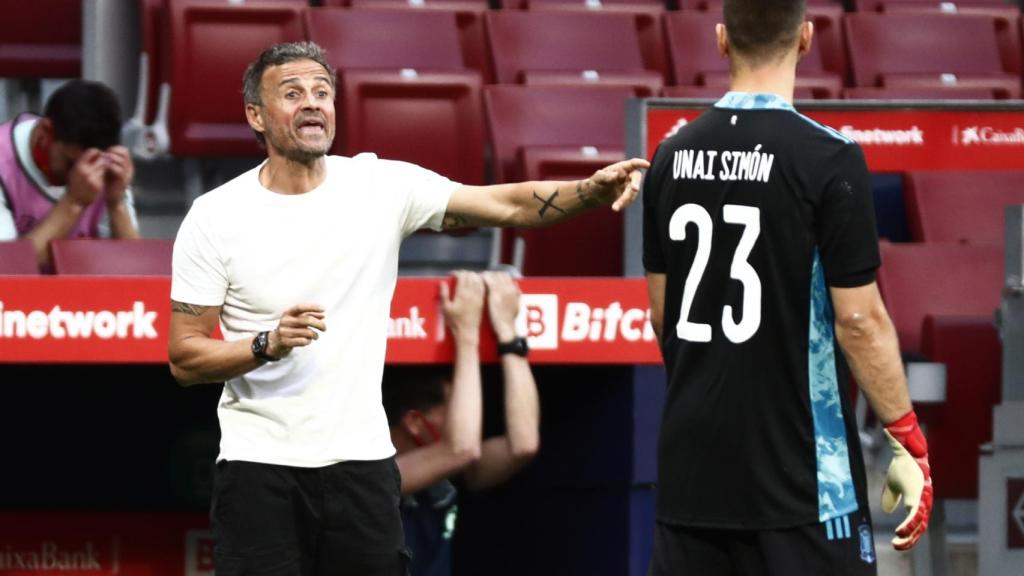 Luis Enrique hablando con Unai Simón cerca del área técnica