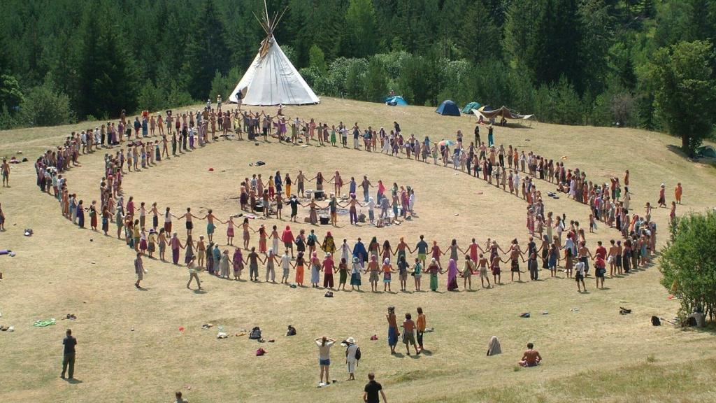 La Familia Arcoíris, una comuna de hippies que practican sexo libre y van desnudos.