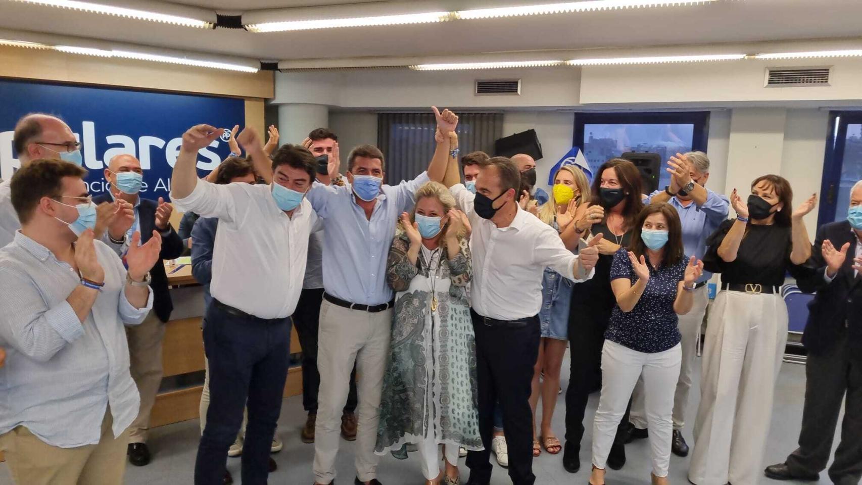 Mazón celebrando el triunfo en la sede del partido en Alicante.